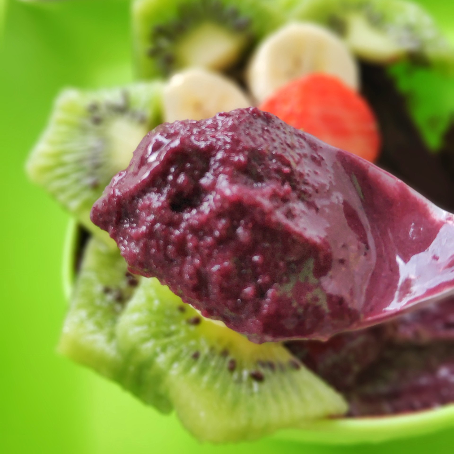 Tigela de açaí com leite condensado e granola sendo pesada em balança digital de açaiteria