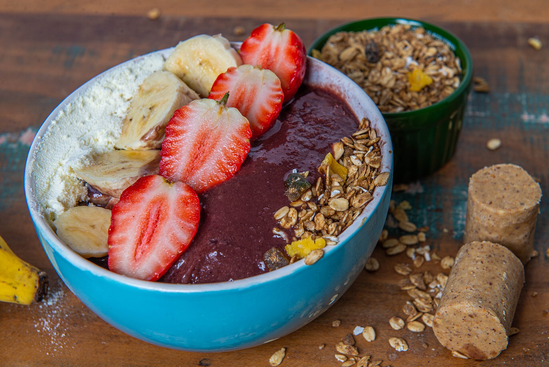 Balança digital de balcão com tigela de açaí sendo pesada — controle por gramatura em açaiteria