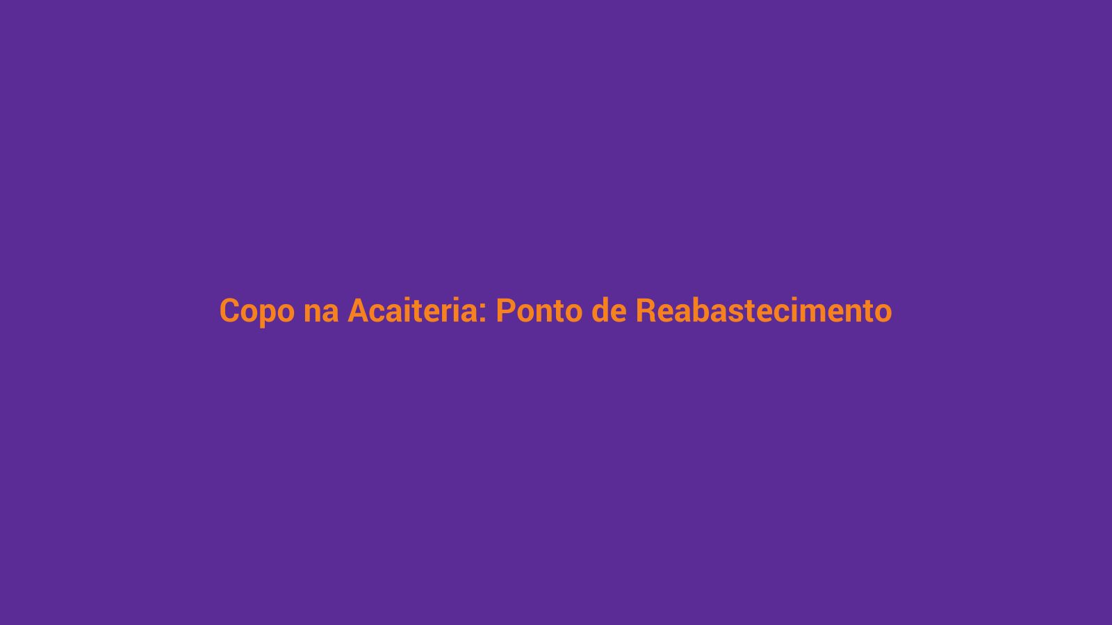 Copos descartáveis empilhados em prateleira de depósito de açaiteria
