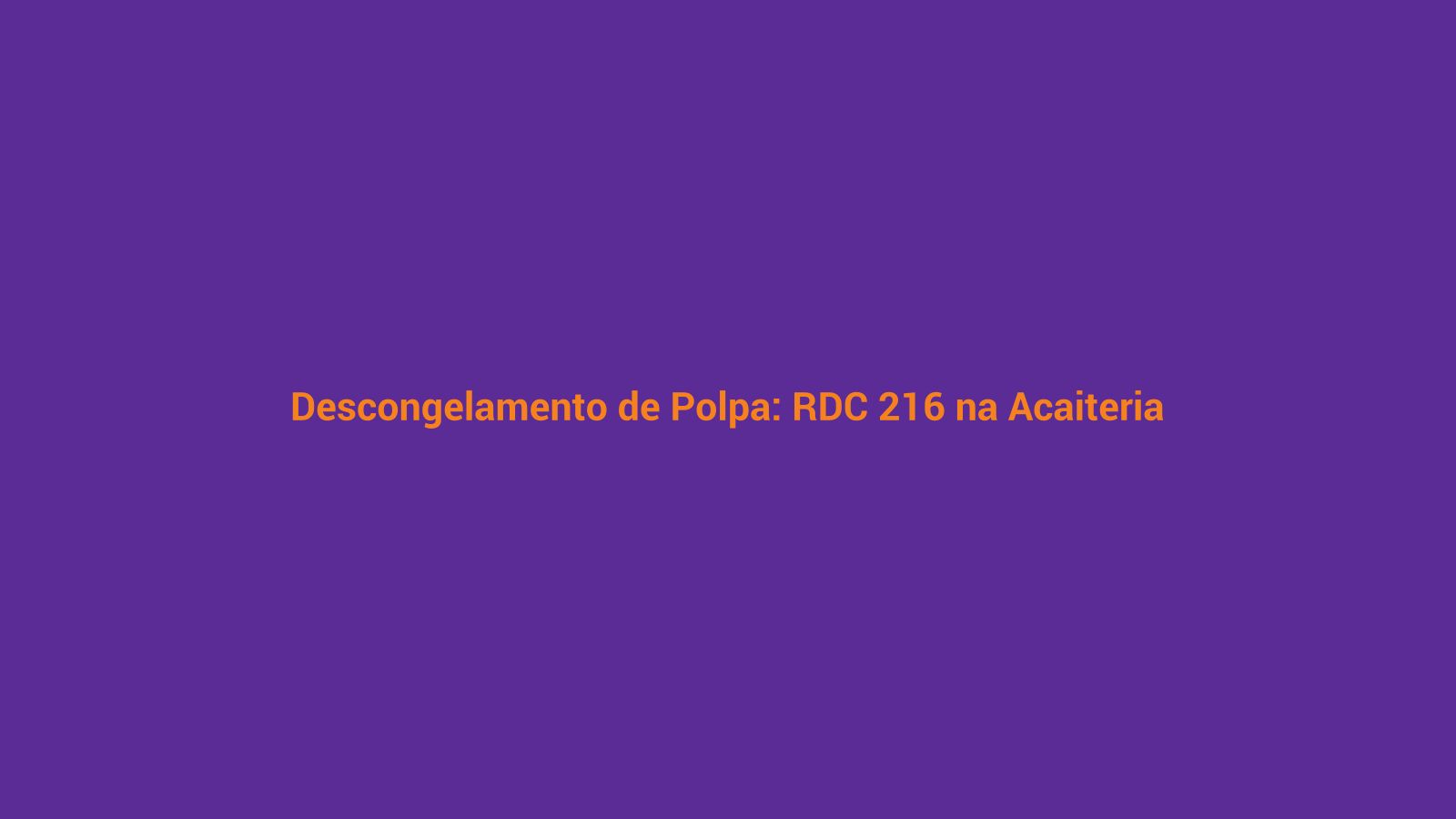 Pacotes de polpa de açaí congelada sendo transferidos do freezer para a geladeira, demonstrando o protocolo correto de descongelamento conforme RDC 216/2004 da ANVISA